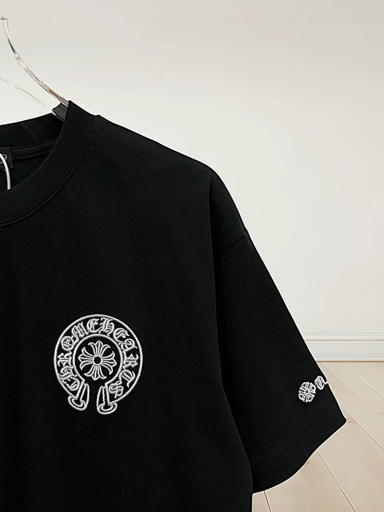 🅿️190 [High quality] Chrome hearts ss25 new first release latest short-sleeved round neck t-shirt, high-end customization, avant-garde and fashionable design! The brand logo is applied to the front and back cuffs using 100,000 needle embroidery techniques. High-end customized 280g fabric. Soft to the touch. Comfortable to wear. Exquisite stitching. Fine workmanship. The upper body effect is incomparably handsome! Same style for men and women, color: white, black size: S to xL